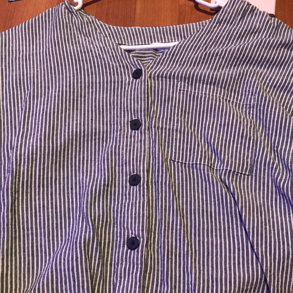 A short sleeve shirt